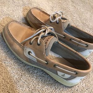 Size 7 Women’s tans classic Sperrys